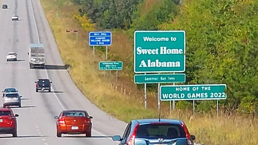 migrant controversy hits heartland as alabama council meeting boils over state officials slam feds mess