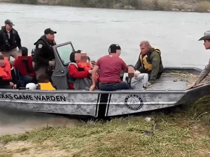 migrant observed throwing 1 year old girl into texas border river say police