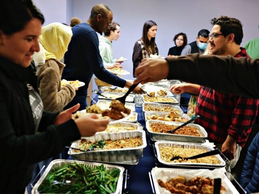 migrants across america enjoy first thanksgiving with free turkey feasts