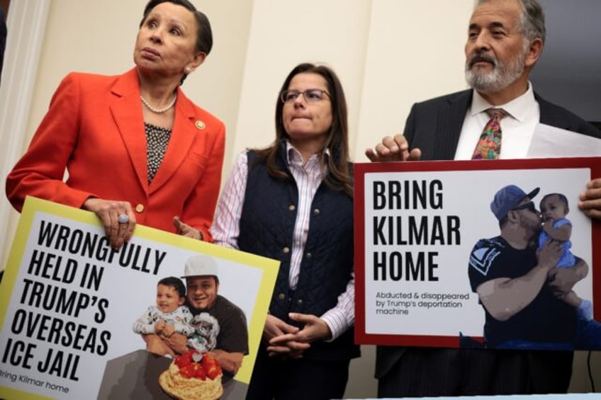 U.S. Rep. Nydia Velazquez (D-NY) (L) and Rep. Juan Vargas (D-CA) (R) hold pictures of Kilm
