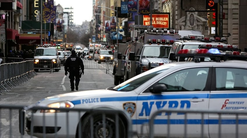 New York Police Department (NYPD) officers secure Times Square ahead of the New Year's Eve celebrations in Manhattan, New York, U.S., December 31, 2017. REUTERS/Amr Alfiky - RC1383B27EC0