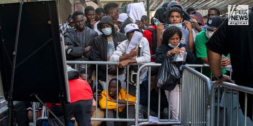 migrants overwhelm midtown manhattan sidewalks absolutely out of control