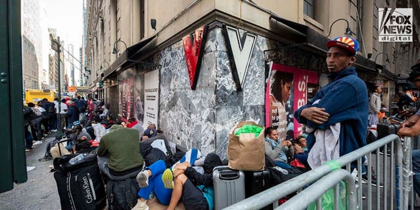 migrants overwhelm midtown manhattan sidewalks absolutely out of control