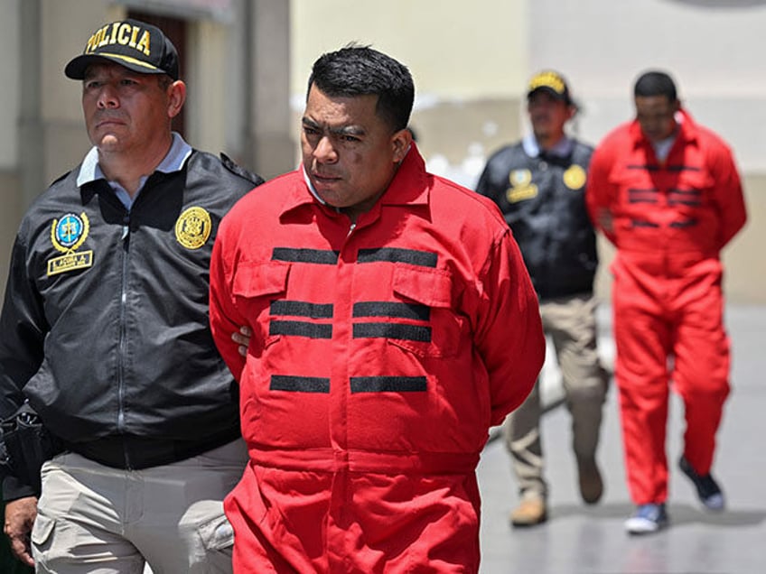 Peruvian police carry out the transfer of several members of the Tren de Aragua criminal o