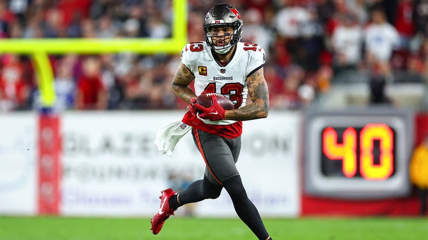 mike evans gives bucs deadline for new deal the ball is in the owners court