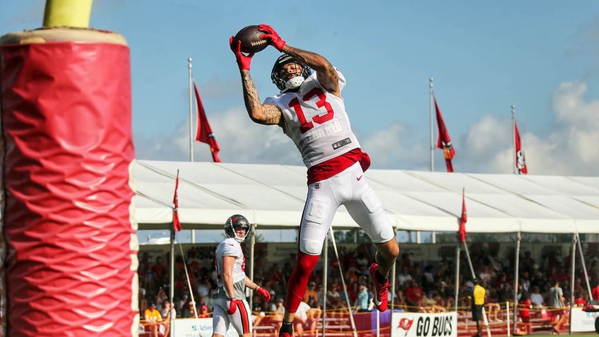 mike evans gives bucs deadline for new deal the ball is in the owners court