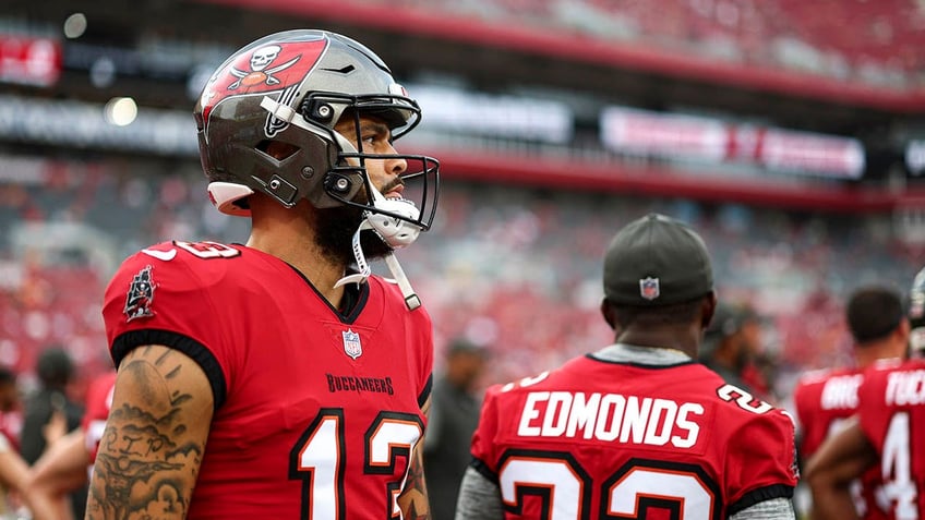 mike evans gives bucs deadline for new deal the ball is in the owners court