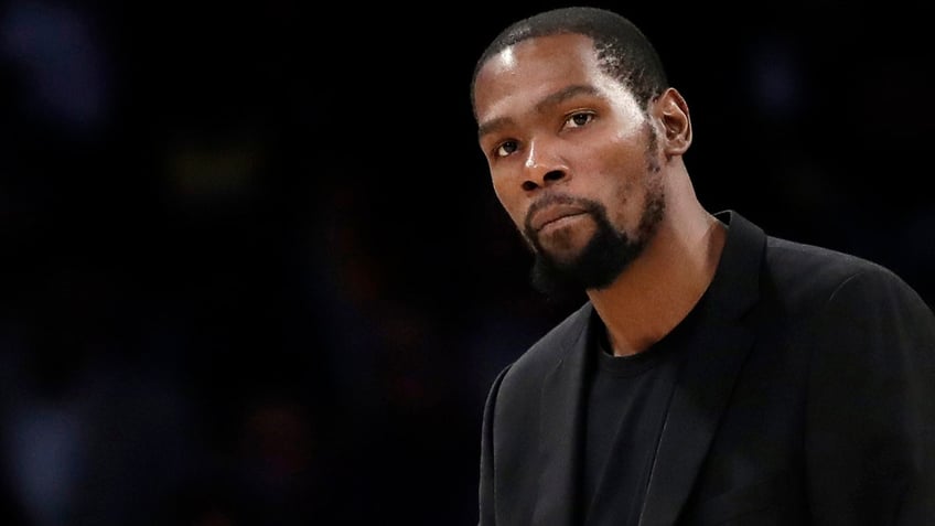 Kevin Durant on bench