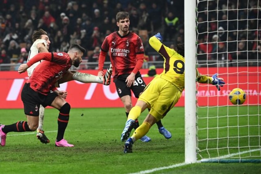 Olivier Giroud (L) nets his 10th league goal of the season