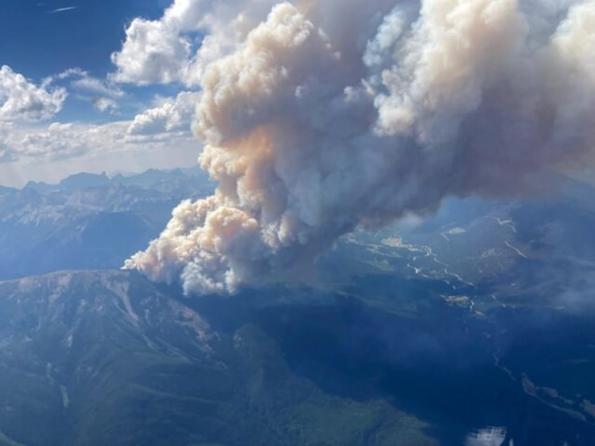 military joins wildfire fight in canadas far north