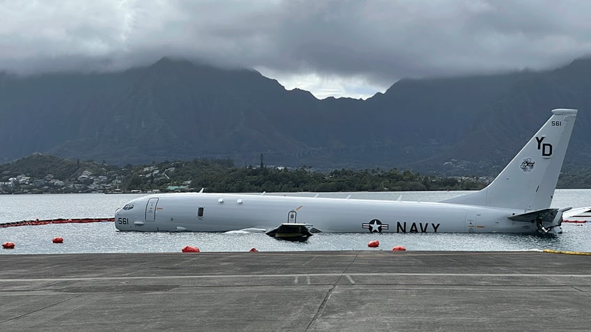 military removes fuel from plane that overshot runway in hawaiis kaneohe bay