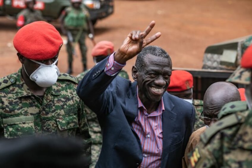 Kizza Besigye was once President Yoweri Museveni's personal doctor but fell out with him m