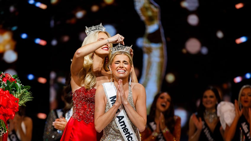 Abbie Stockard getting crowned as Miss America 2025