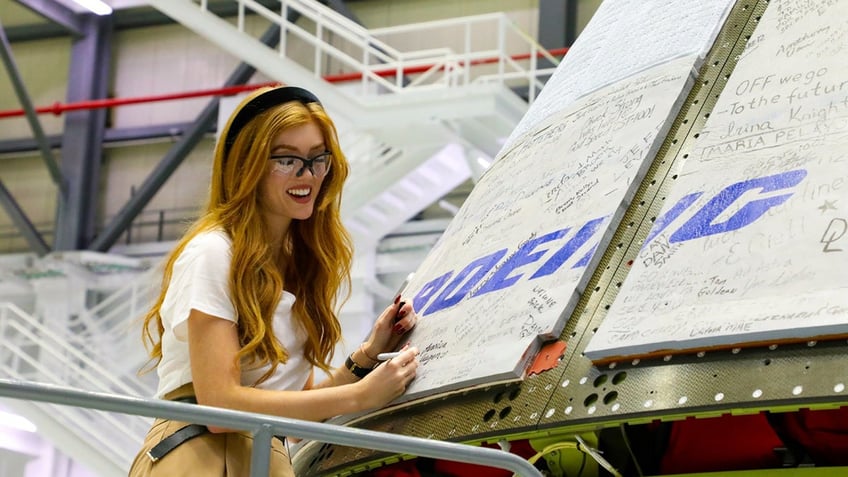 miss england is invited to tour nasas kennedy space center after expressing dream of being an astronaut