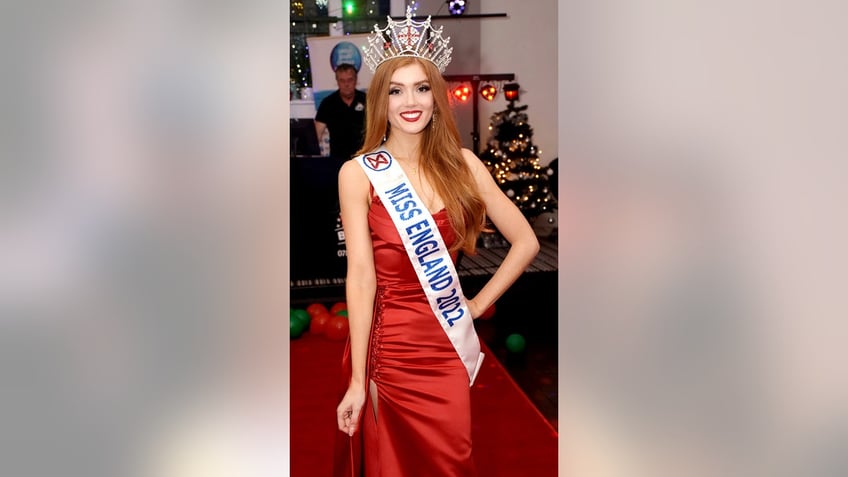 miss england is invited to tour nasas kennedy space center after expressing dream of being an astronaut