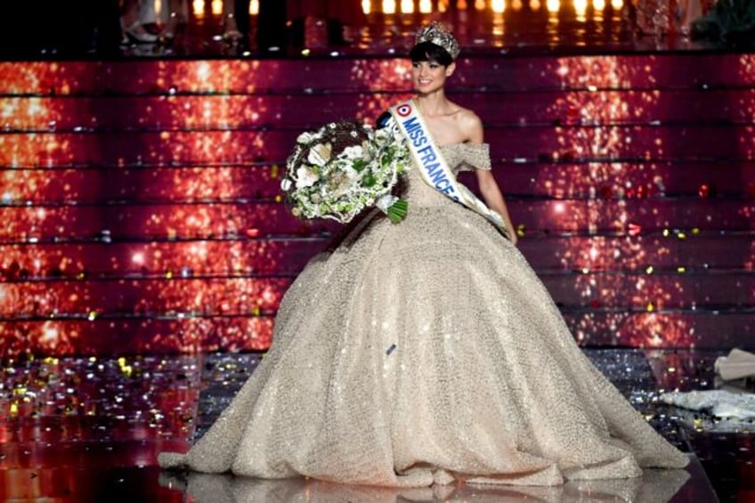 Miss France 2024, Miss Nord-Pas-de-Calais, Eve Gilles, sur scène après son élection à Dijon le 16 décembre 2023