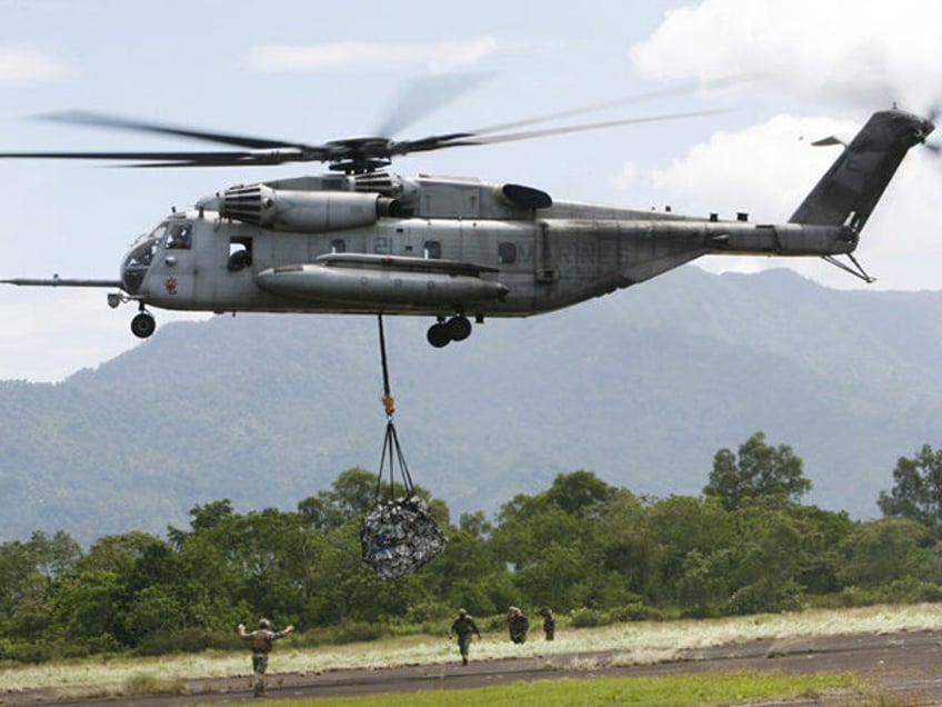 In this Saturday Oct. 10, 2009, file photo, a U.S. military helicopter, the CH-53E Super Stallion, airlifts humanitarian aid to be dropped in affected regions around Pariaman, north of Padang, Indonesia. On Tuesday, April 3, 2018, a CH-53E Super Stallion similar to the one shown went down shortly after 2:30 …