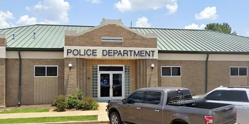 mississippi cop fired after arresting boy 10 for peeing in public