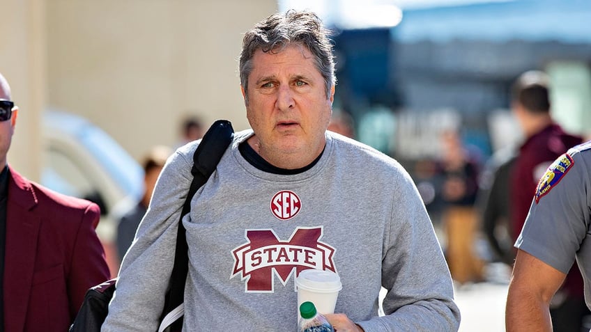 mississippi state honors mike leach in first home game since his death