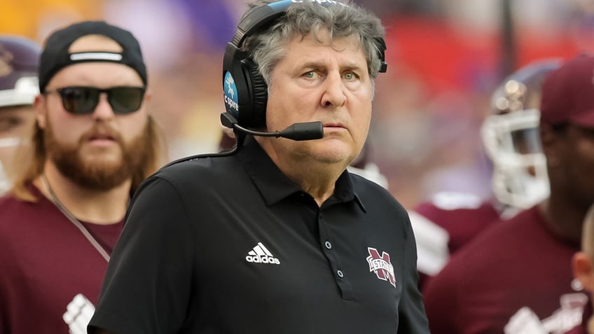 mississippi state honors mike leach in first home game since his death