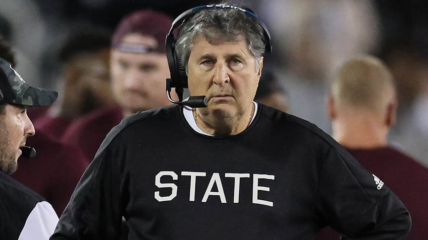 mississippi state honors mike leach in first home game since his death