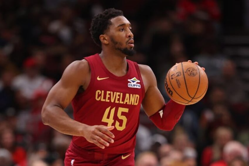 Donovan Mitchell's late basket helped Cleveland maintain their 100 percent start to the se