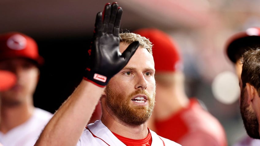 Zack Cozart high fives people