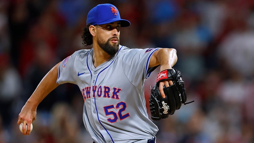 Jorge López pitches