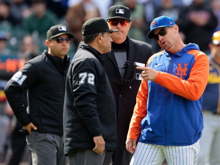 New York Mets manager Carlos Mendoza, right, argues with umpire Alfonso Marquez after Mets