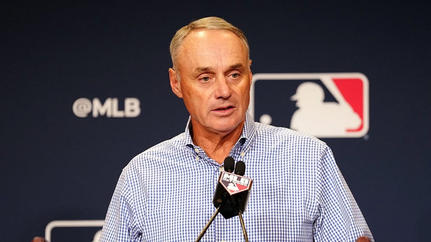 mlb commissioner rob manfred gets contract extension after owners vote