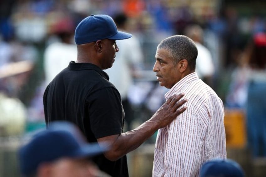 Former San Francisco Giants star Barry Bonds, left, speaks with Michael Mays, son of the l