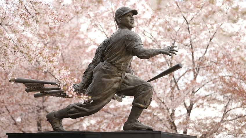 Josh Gibson statue