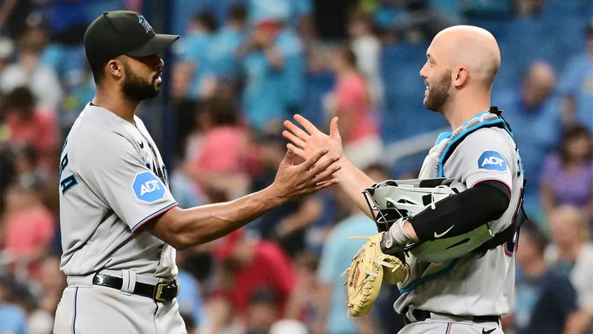 mlb scores carlos rodon gets first yankees victory in win over mets rangers clobber astros