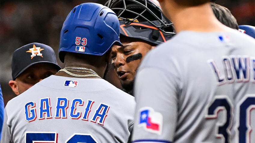 mlb scores carlos rodon gets first yankees victory in win over mets rangers clobber astros