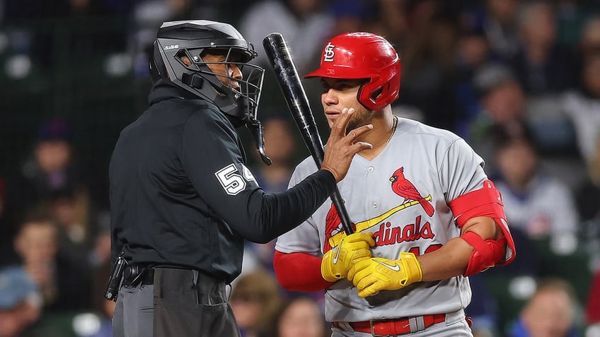 CB Bucknor talks to Willson Contreras