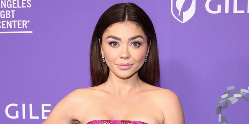 modern family star sarah hyland claims show insisted she wear heels while suffering from gout