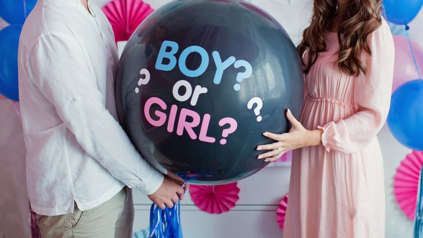 gender reveal balloon