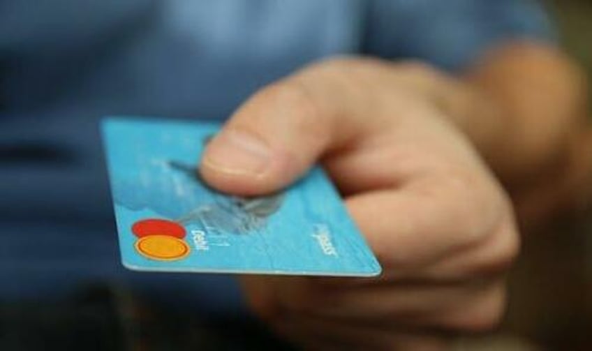 more americans are having a hard time paying their big credit card bills