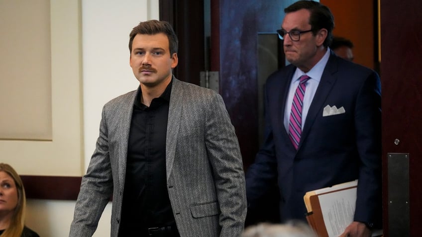 Morgan Wallen enters the court room