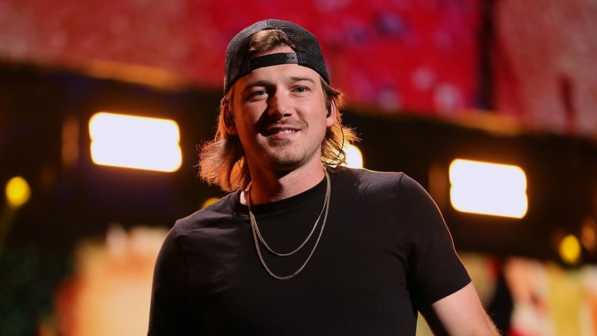 morgan wallen fans brawl over port a potties at pittsburgh concert viral video shows