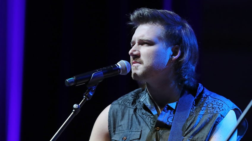 morgan wallen fans brawl over port a potties at pittsburgh concert viral video shows