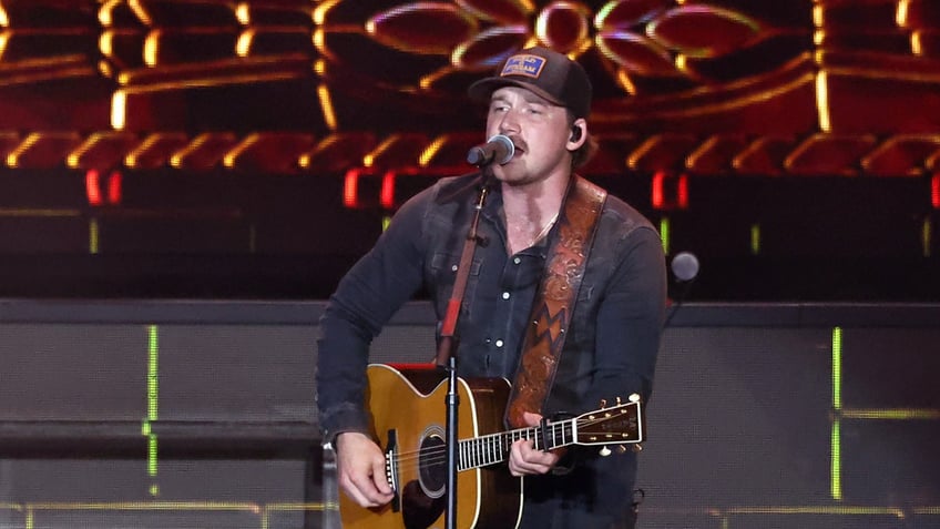 Morgan Wallen plays guitar at stagecoach