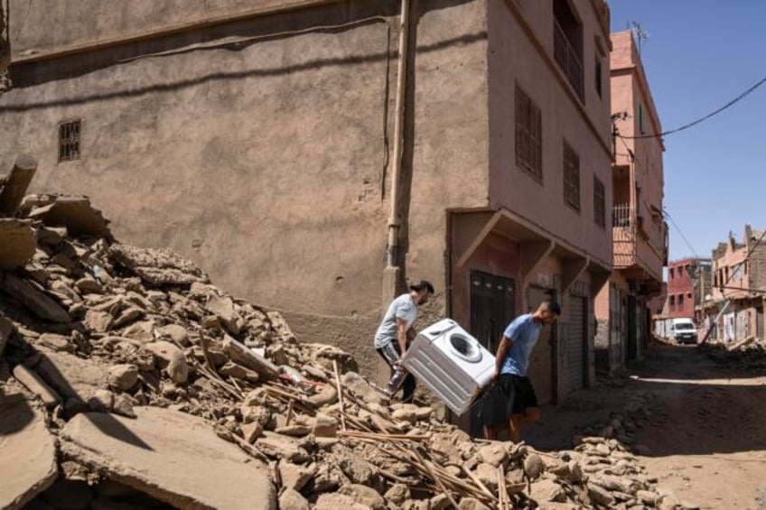 moroccan soldiers and aid teams battle to reach remote quake hit towns as toll rises past 2400