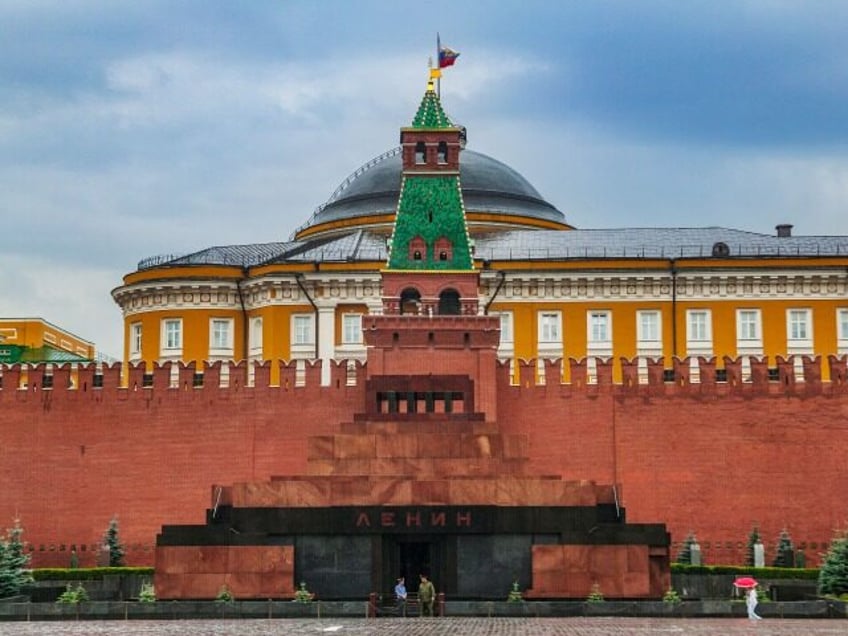 moscow police arrest man for attempting to firebomb lenins tomb