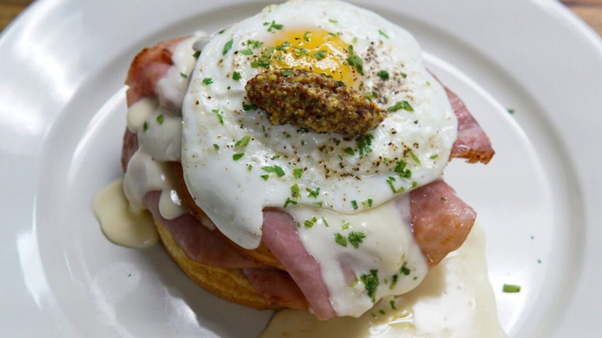 Waffle croque madame