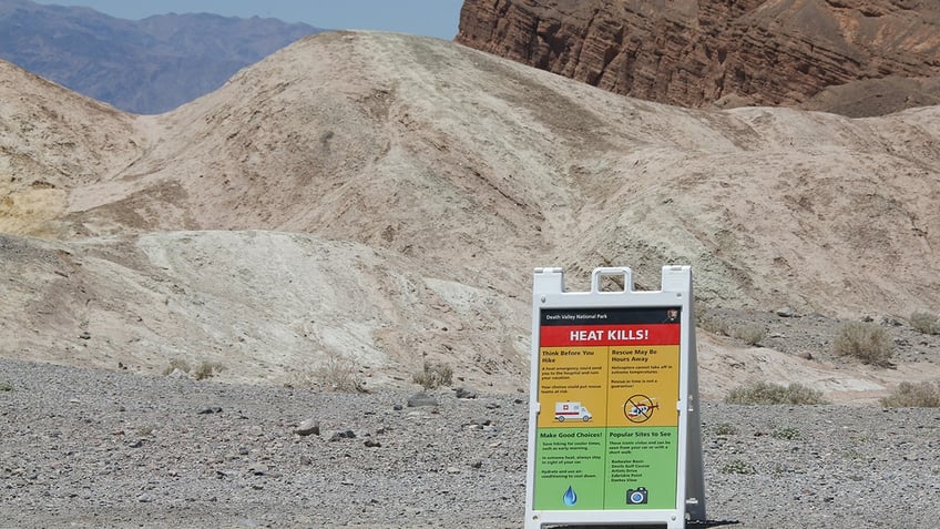 heat warning sign at Death Valley National Park