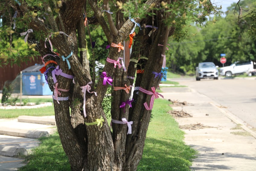 Tree with ribbons in honor of victims in downtown Kerrville (Randy Clark/Breitbart Texas)