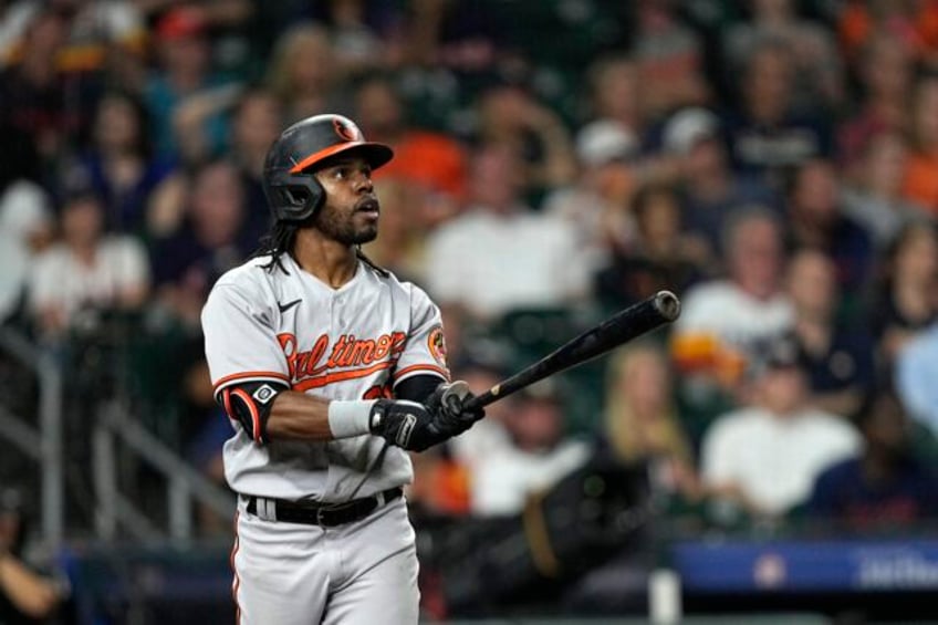 mullins hits 3 run homer in 9th to lift orioles to 8 7 win over astros