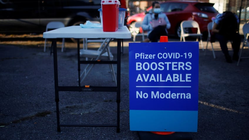 Sign for coronavirus vaccine during the pandemic.  REUTERS/Brian Snyder