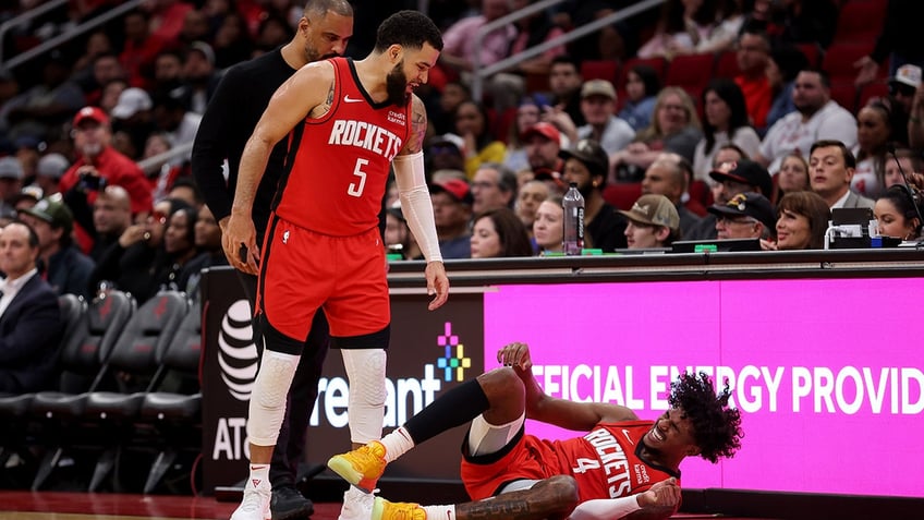 VanVleet standing over Green